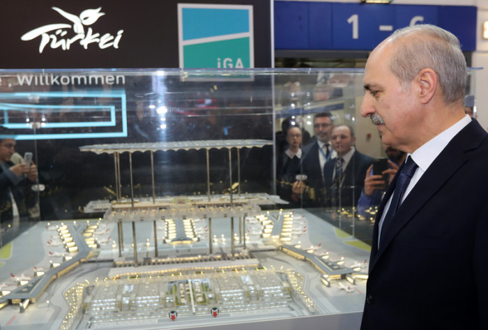  Der türkische Minister für Kultur und Tourismus, Numan Kurtulmus, betrachtet ein Modell des neuen Flughafens in Istanbul. Foto: epa/Felipe Trueba