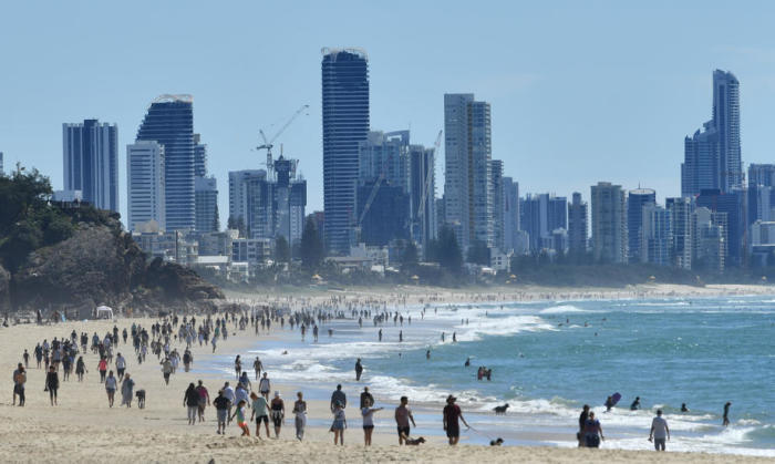 Menschen am Strand von Burleigh Heads an der Gold Coast, Queensland. Foto: epa/Darren England