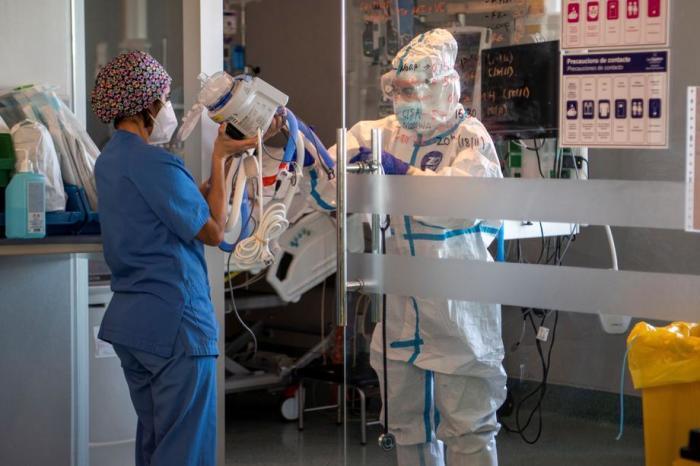 Ärzte bereiten sich auf die Intubation eines Patienten vor, der an Covid 19 leidet und gerade auf der Intensivstation des Krankenhauses Son Espases in Palma de Mallorca aufgenommen wurde. Foto: epa/Cati Cladera