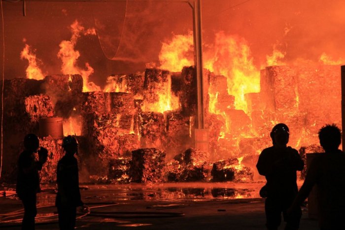 In Samut Prakan hielt ein Großbrand in einer Recyclingfabrik die Feuerwehr auf Trab. Foto: The Nation