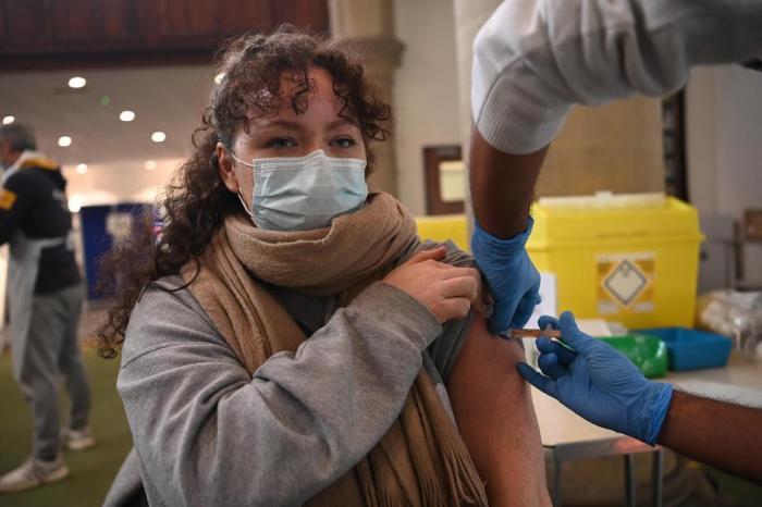 Einer Frau wird der AstraZeneca-Impfstoff Covid19 in einem NHS-Impfzentrum in Ealing verabreicht. Foto: epa/Neil Hall