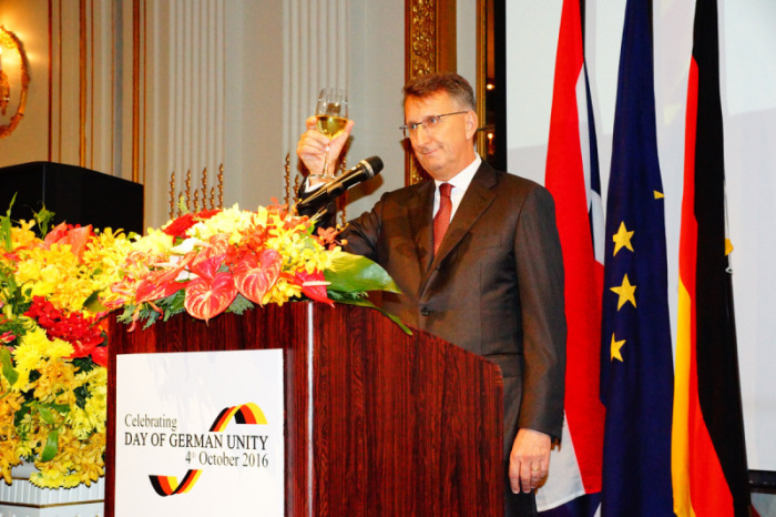Mit einem Toast würdigte der deutsche Botschafter, S. E. Peter Prügel, den 26. Jahrestag der Deutschen Einheit.