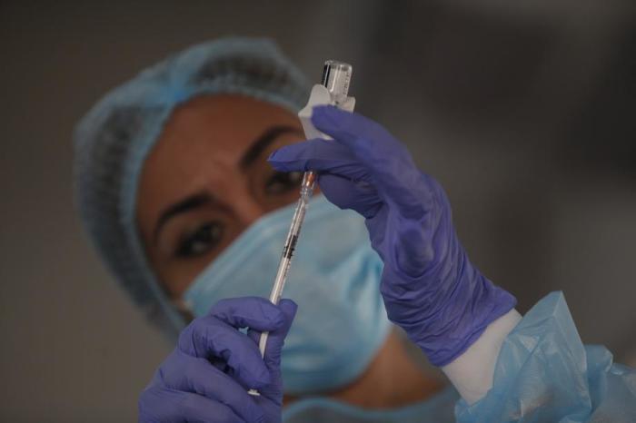 Das medizinische Personal bereitet einen Impfstoff gegen Covid-19 vor. Foto: epa/Carlos Lemos