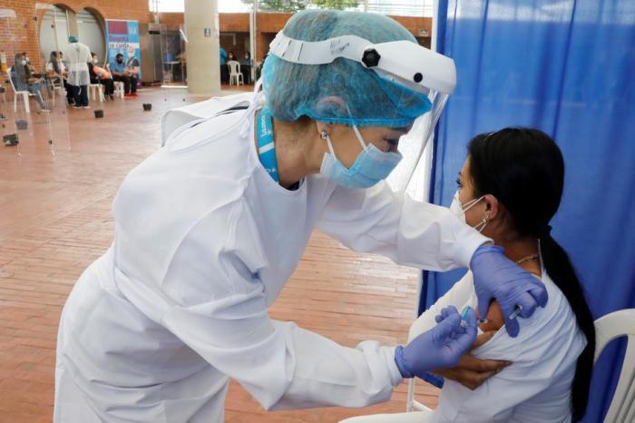 Die Impfung gegen Covid-19 schreitet in Bogota voran. Foto: epa/Carlos Ortega