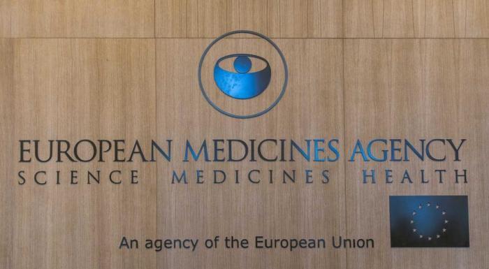 Der Name und das Logo der Europäischen Arzneimittelagentur (EMA) sind in ihrem neuen Gebäude in Amsterdam zu sehen. Foto: epa/Lex Van Lieshout