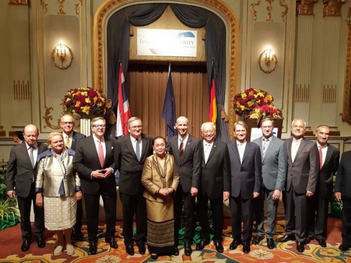 Gruppenfoto mit den geladenen deutschen und thailändischen Ehrengästen. 	Fotos: Deutsche Botschaft Bangkok