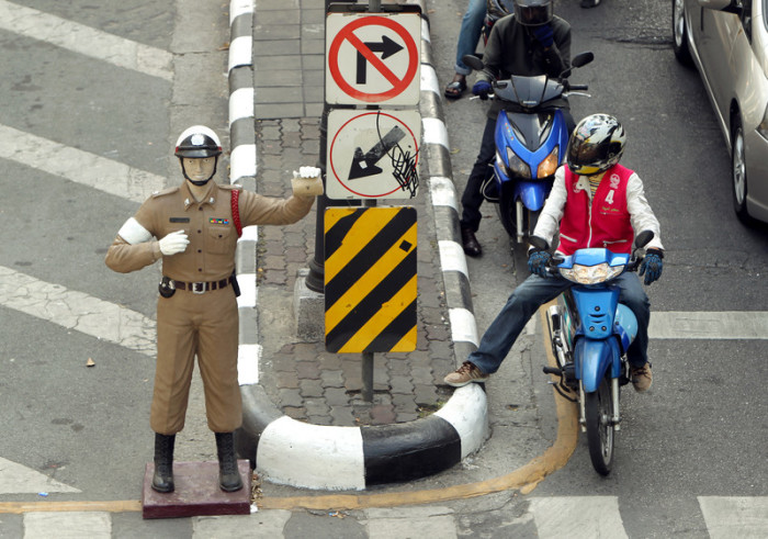 Polizisten-Attrappe in Bangkok. Foto: epa/Rungroj Yongrit
