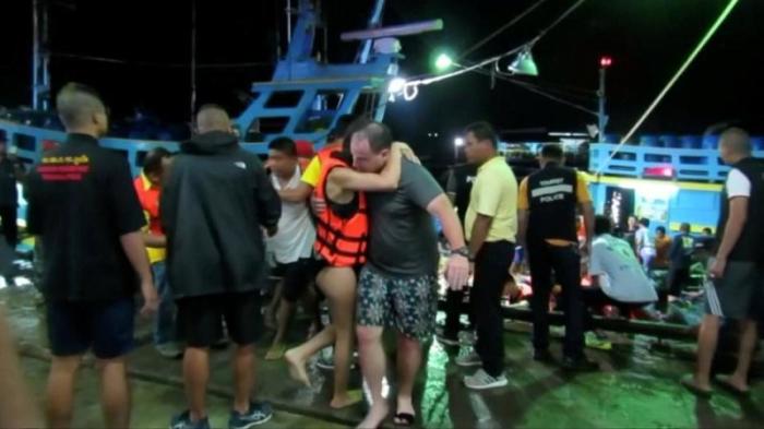 Erschütternde Szenen am 5. Juli am Hafen in Chalong auch für die Helfer. 41 Tote sind bisher gefunden worden – die Suchaktion ist weiter in vollem Gang. Fotos: Marine Police, Archiv
