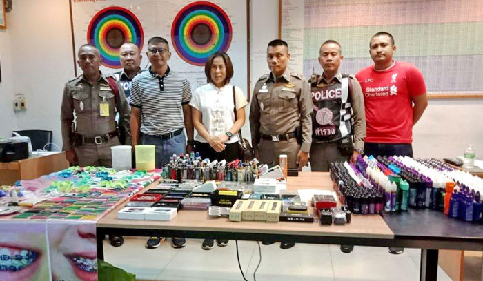 Medienwirksam wurden die beschlagnahmten Artikel präsentiert. Foto: The Thaiger / The Pattaya News