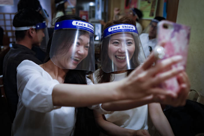 Die Friseursalonbesitzerin Akiko Hara (R) posiert mit ihrer Freundin (L) für einen 