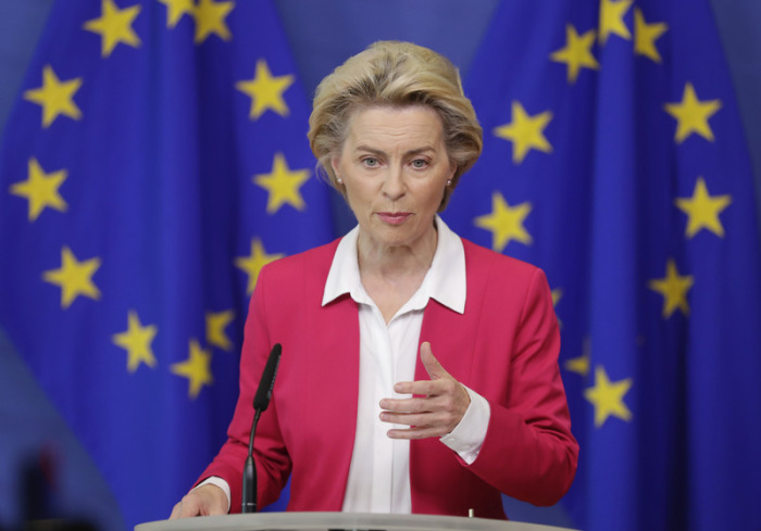 Ursula von der Leyen (CDU), Präsidentin der Europäischen Kommission, gibt am Sitz der Europäischen Kommission in Brüssel eine Presseerklärung ab. Foto: Stephanie Lecocq/epa Pool/ap/dpa