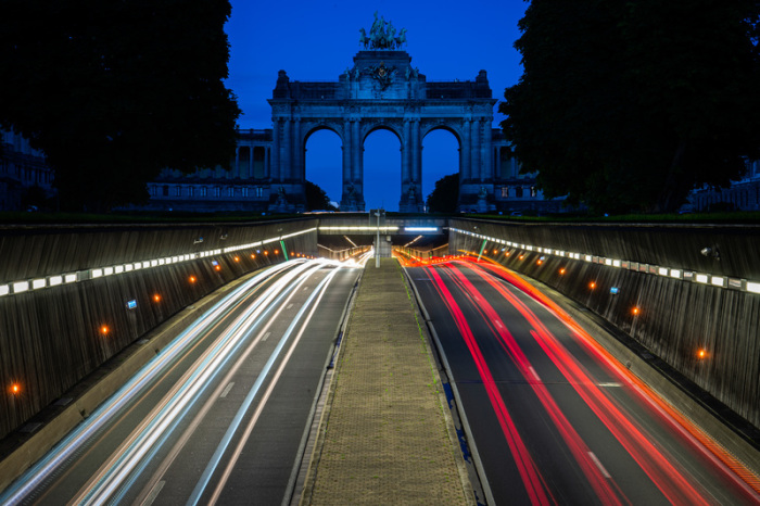 Autos fahren während der blauen Stunde auf der Nationalstraße N3 unter dem Triumphbogen im Jubelpark durch Brüssel. Foto: Arne Immanuel Bänsch/Dpa 
