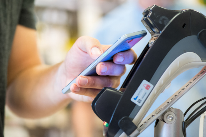 Ein Smartphone wird an ein Kassenterminal gehalten. Mit der entsprechenden App kann man so bezahlen. Foto: Franziska Gabbert/dpa-tmn/dpa