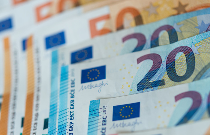 Zahlreiche Banknoten 20 und 50 Euro liegen sortiert auf einem Tisch. Foto: Monika Skolimowska/Zb/dpa