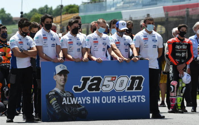 MotoGP-Piloten und Teams stellen sich für eine Schweigeminute zum Gedenken an den Schweizer Moto3-Piloten Jason Dupasquier auf. Foto: epa/Claudio Giovannini