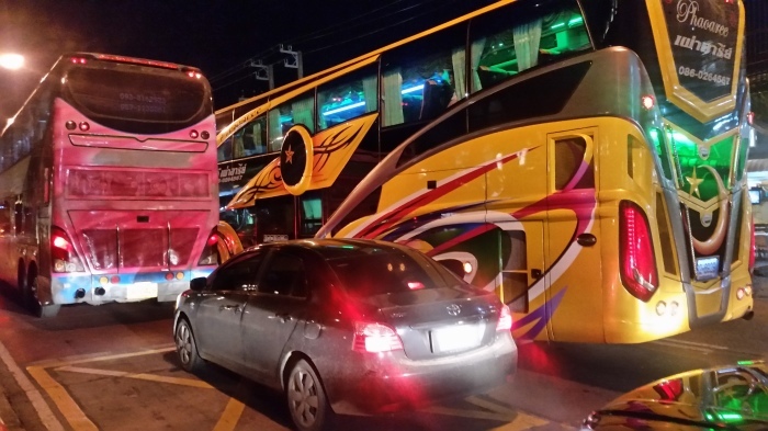 Eine Aufnahme aus dem Jahr 2017: Abend für Abend staute sich die Bus-Kolonne auf Pattayas Naklua Road, um vorwiegend chinesische Pauschaltouristen zu den großen Show-Arenen zu transportieren. Foto: Jahner