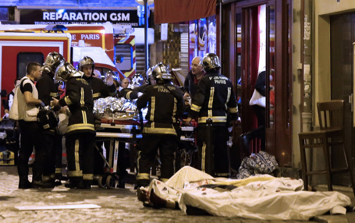 Rettungskräfte versorgen die Opfer vor einem Café im 10. Bezirk. Frankreich stellt 20 Männer vor Gericht, die für die Terroranschläge des Islamischen Staates vom 13. November 2015 in Paris verantwortlich gemacht werden... Foto: Jacques Brinon/dpa