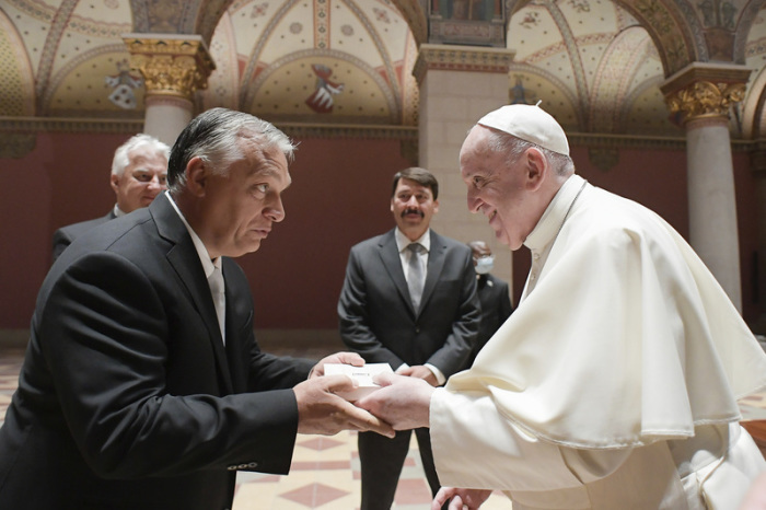 Papst Franziskus tauscht Geschenke mit Viktor Orban, Ministerpräsident von Ungarn, im Museum der Schönen Künste. Der Papst ist in Budapest. Foto: Uncredited/Vatican Media/dpa