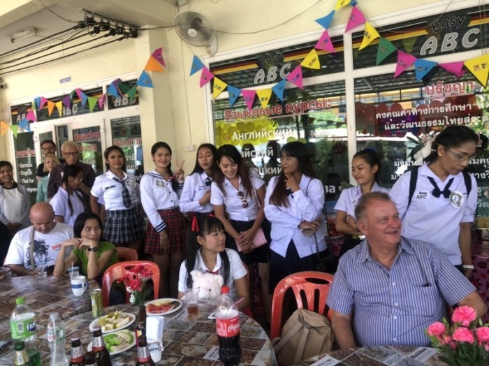 Unter dem Motto „Back to School“ wurde das 11-jährige Jubiläum der Sprachschule Easy ABC in Pattaya gefeiert. Alle Schüler/innen, Lehrer/innen und auch Schulinhaber Wolfgang Payer trugen Schuluniformen und hatten großen Spaß. Fotos: Easy ABC