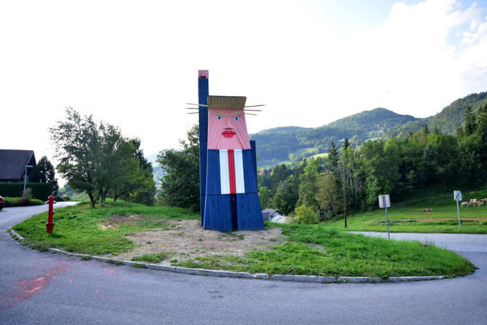 Die Holz-Statue wurde im Heimatland von Trumps Frau Melania aufgestellt. Foto: epa/Igor Kupljenik