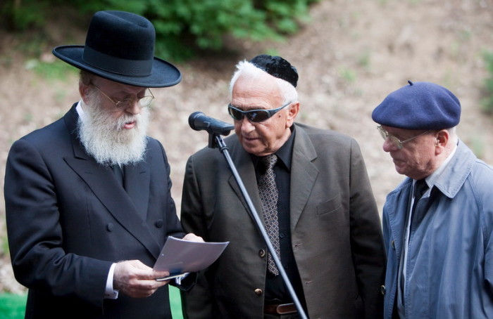 Menachem Halevi Klein (l.), Gabriel Klein (M.) und Adam Koenig (r.). Foto: epa/Patrick Pleul