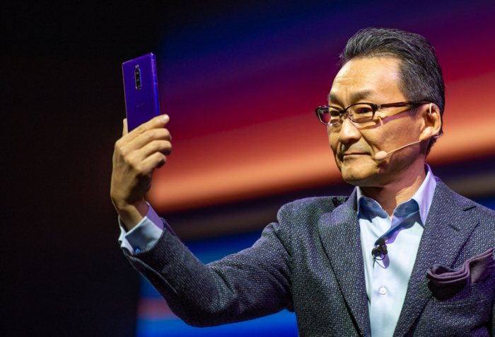 Der Chef von Sonys Mobilfunk-Sparte, Mitsuya Kishida, stellt auf dem Mobile World Congress das neue Smartphone Xperia 1 vor. Foto: Andrej Sokolow/Dpa