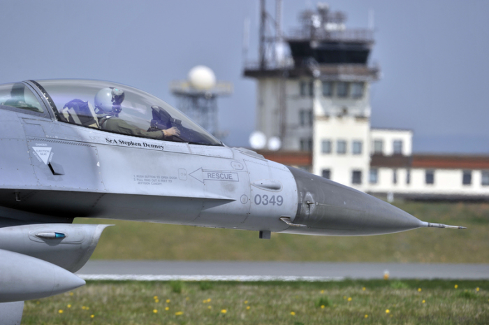 Ein Kampfflugzeug vom Typ F-16 Falcon, aufgenommen auf der US-Airbase. Von den fast 35 000 Soldaten in Deutschland sollen danach 6400 in die USA zurückkehren und 5400 innerhalb Europas verlegt werden. Foto: picture alliance/dpa
