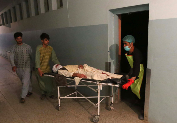Eine verletzte Person wird in ein Krankenhaus in Herat eingeliefert. Foto: epa/Jalil Rezayee