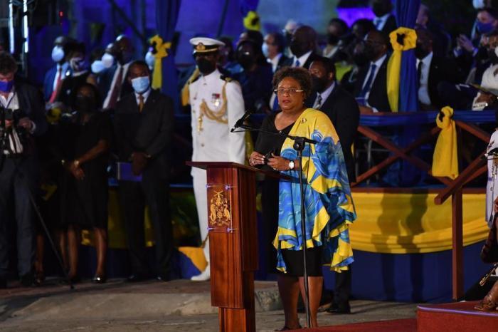 Die Premierministerin von Barbados, Mia Amor Mottley (C), hält eine Rede während der Übergabezeremonie, mit der Barbados offiziell eine Republik wird, in Bridgetown. Foto: epa/Barbados Today Handout