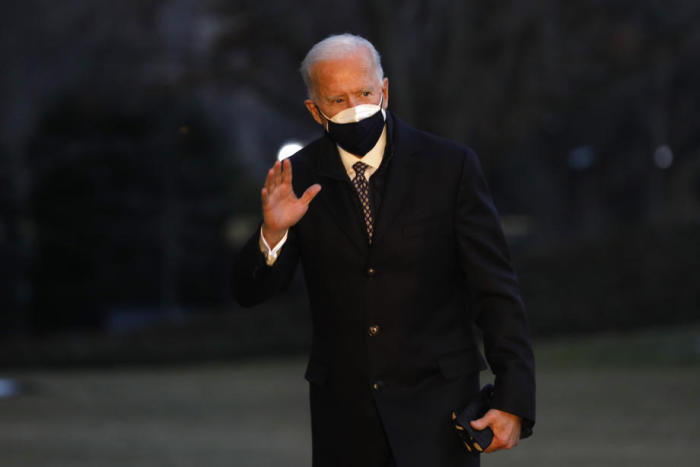 Der US-Präsident Joe Biden winkt, als er bei seiner Rückkehr nach Washington auf dem South Lawn des Weißen Hauses spazieren geht. Foto: epa/Yuri Gripas