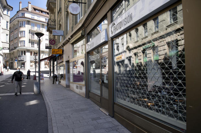 Ein Geschäft in einer Einkaufsstraße ist während des Ausnahmezustands des Ausbruchs der Coronavirus-Krankheit (COVID-19) in Lausanne geschlossen. Archivfoto: epa/Laurent Gillieron