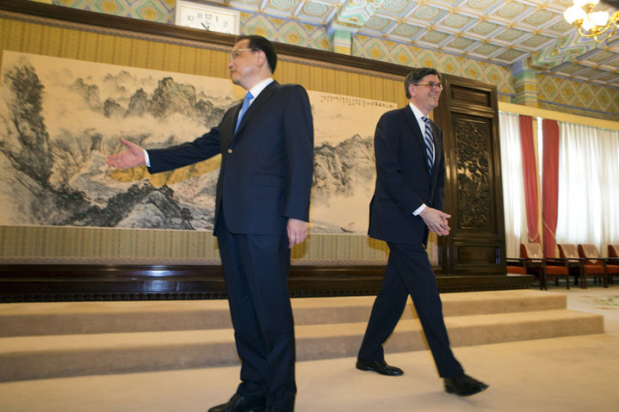 US-Finanzminister Jacob Lew (R) geht nach dem Händeschütteln am chinesischen Premierminister Li Keqiang vorbei. Das Treffen fand am 29. Februar 2016 in Peking, China statt.