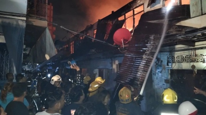 Zwei Stunden war die Feuerwehr im Einsatz, um den Brand in der Soi Somdet Phrachao Taksin 23 unter Kontrolle zu bringen. Foto: The Nation