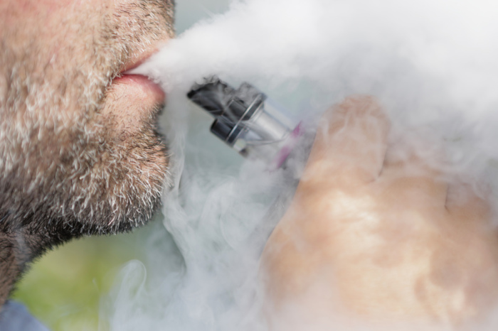 Ein Mann raucht eine E-Zigarette. Foto: Lisa Ducret/Dpa