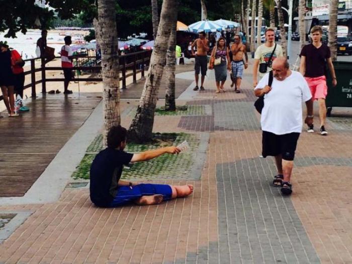 Im September 2014 bettelte Benjamin H. auf der Strandpromenade in Pattaya und gab das Geld mit vollen Händen im Nachtleben der Touristenmetropole aus. Jetzt soll er dieselbe Masche auf den Philippinen abziehen. Foto: The Nation
