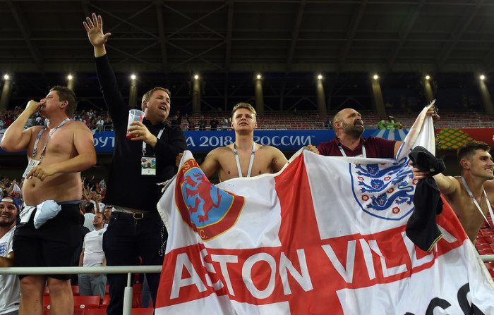 Englische Fans feiern den Sieg ihrer Mannschaft. Foto: epa/Facundo Arrizabalaga