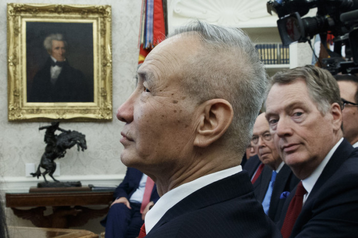Der stellvertretende Ministerpräsident der Volksrepublik China, Liu He (M), bei einem Treffen imw weißen Haus in Washington. Foto: epa/Shawn Thew