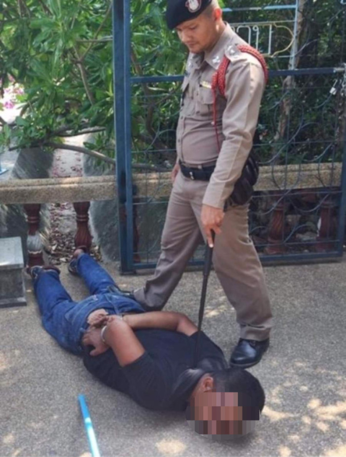 Im Bild der überwältigte Täter bei seiner Festnahme. Foto: Tourist Police Koh Samui