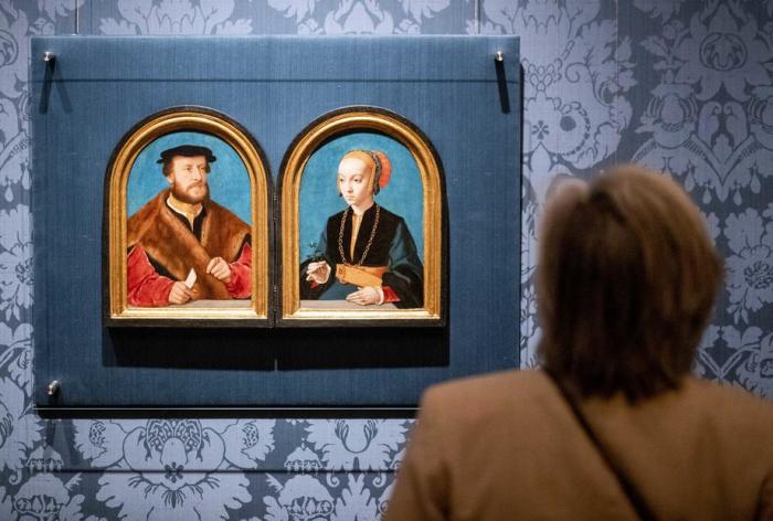 Die Porträts von Jakob Omphalius und Elisabeth Bellinghausen sind während der Pressevorstellung des Neuzugangs zum Museum Mauritshuis in Den Haag zu sehen. Archivfoto: epa/ SEM VAN DER WAL