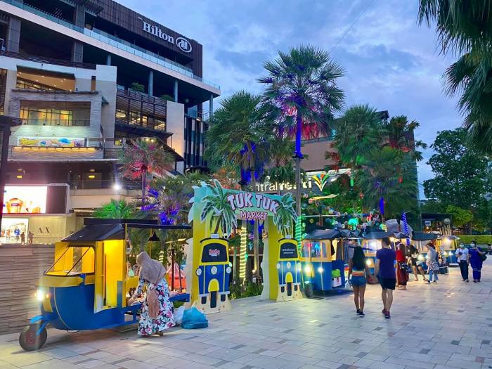 Ein ideenreich arrangierter Markt lockt vor dem CentralFestival an der Beach Road zum Bummeln. Foto: Central Festival Pattaya Beach