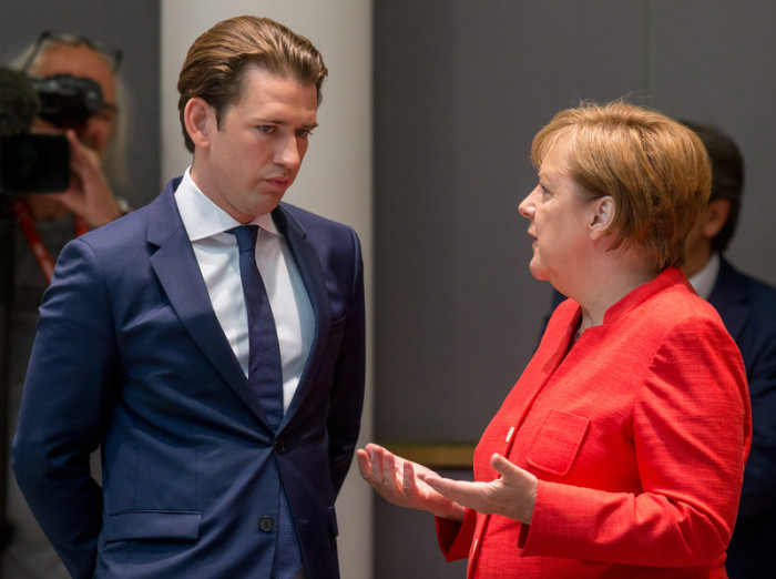 Österreichs Bundeskanzler Sebastian Kurz (l.) trifft sich mit der deutschen Bundeskanzlerin Angela Merkel (r.) zum Gespräch. Archivbild: epa/Efe/Stephanie Lecoq