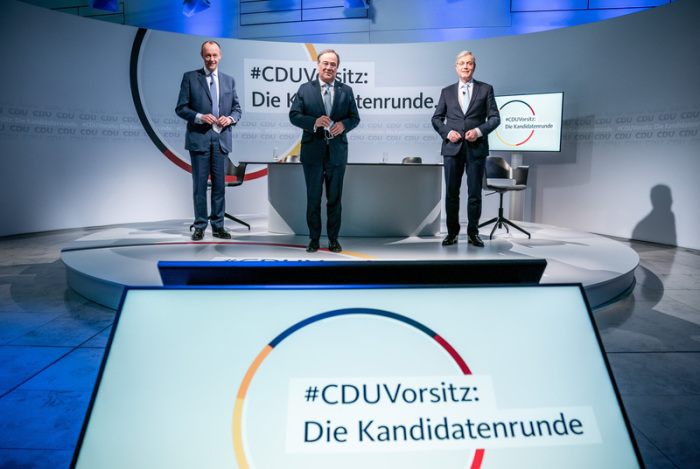 Die drei Kandidaten für den CDU-Parteivorsitz Friedrich Merz (l-r), Armin Laschet und Norbert Röttgen stehen nach einer Diskussionsrunde im Konrad-Adenauer-Haus. Foto: Michael Kappeler/dpa