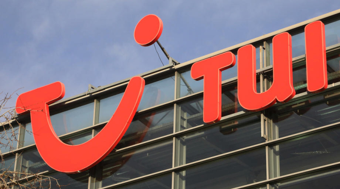 Ein TUI Logo am Tagungsort der Hauptversammlung der TUI AG in Hannover. Foto: epa/Focke Strangmann