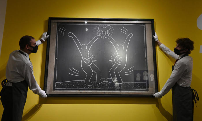 Der US-amerikanische Künstler Keith Haring, während Christie's sich auf die Wiedereröffnung seiner neuen Ausstellung 