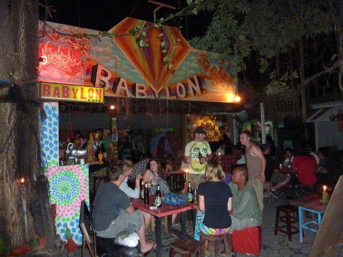 Partystimmung in einer Bar im Umfeld des Entertainment-Areals Zoe In Yellow in Vor-Corona-Zeiten. Foto: Jahner