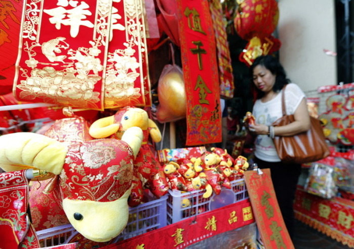 Eine Thai-Chinesin kauft in Bangkoks Chinatown Dekorationen für das anstehende chinesische Neujahrsfest.