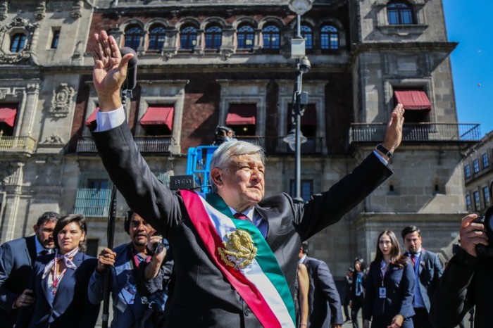 Mexikos neuer Präsident Andrés Manuel López Obrador lässt sich von seinen Unterstützern feiern. Foto: epa/Mario Guzman