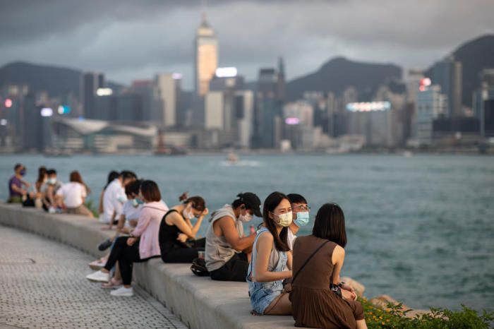 Die Leute entspannen sich auf der West Kowloon Waterfront Promenade. Foto: epa/Jerome Favre