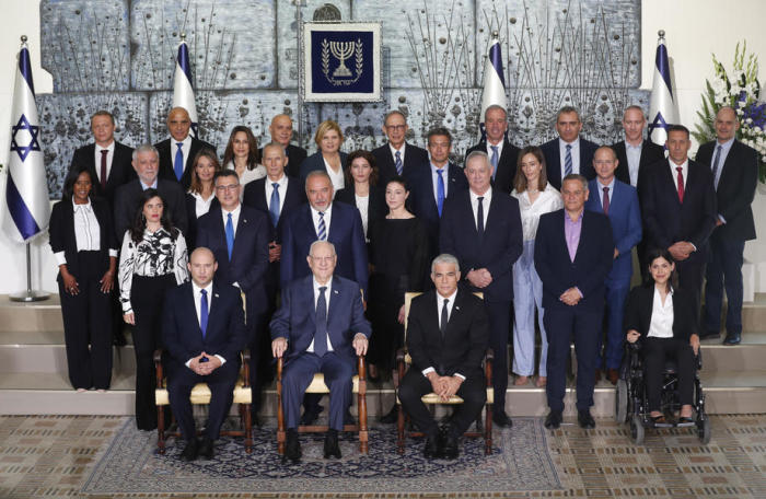 Der israelische Präsident empfängt die neue israelische Regierung. Foto: epa/Atef Safadi