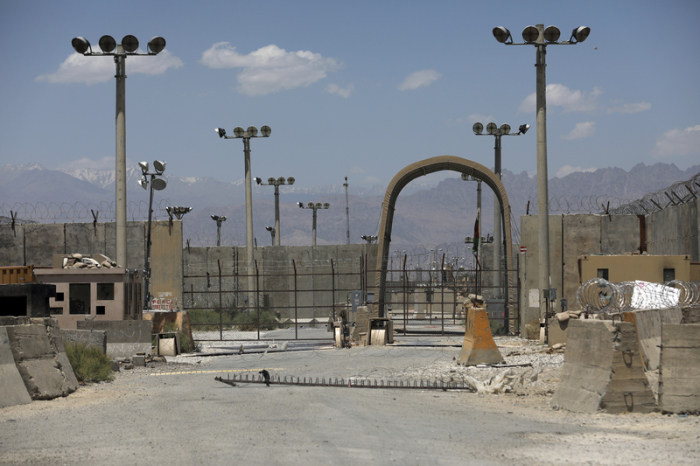 Das Tor des Luftwaffenstützpunktes Bagram. Nach fast 20 Jahren haben US-Soldaten und Koalitionstruppen die Luftwaffenbasis Bagram in Afghanistan verlassen. Foto: Rahmat Gul/dpa